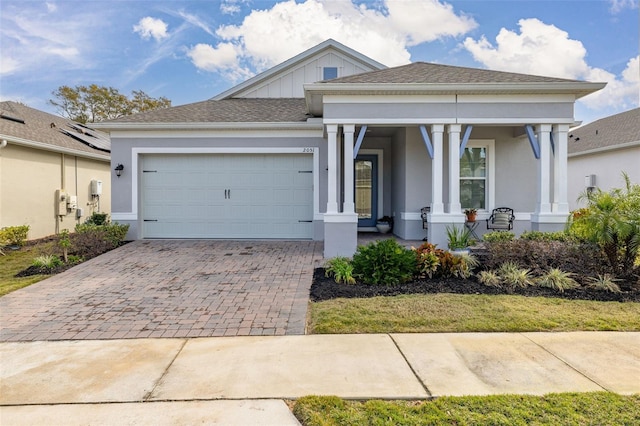 view of front facade featuring a garage