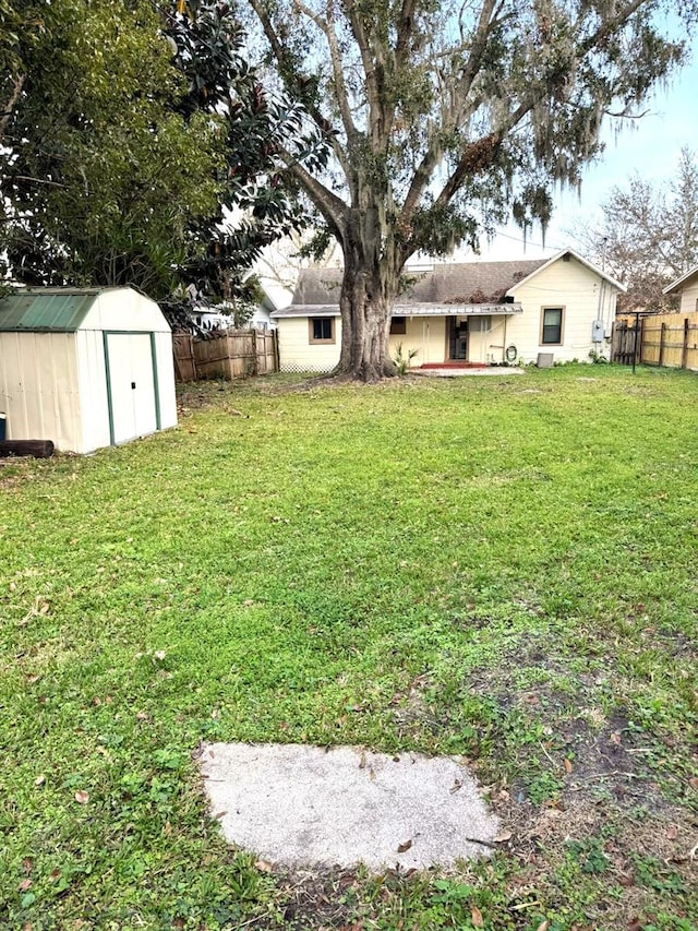 view of yard featuring a storage unit