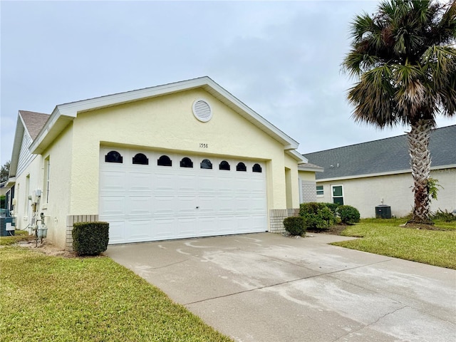 view of front facade with a garage, cooling unit, and a front yard