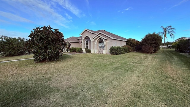 view of front of property with a front yard