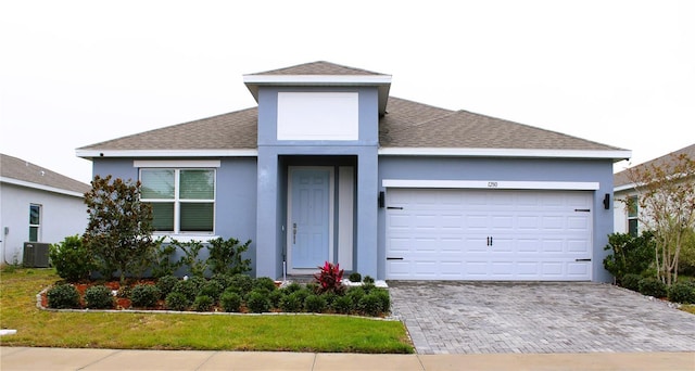 view of front facade featuring a garage and a front yard