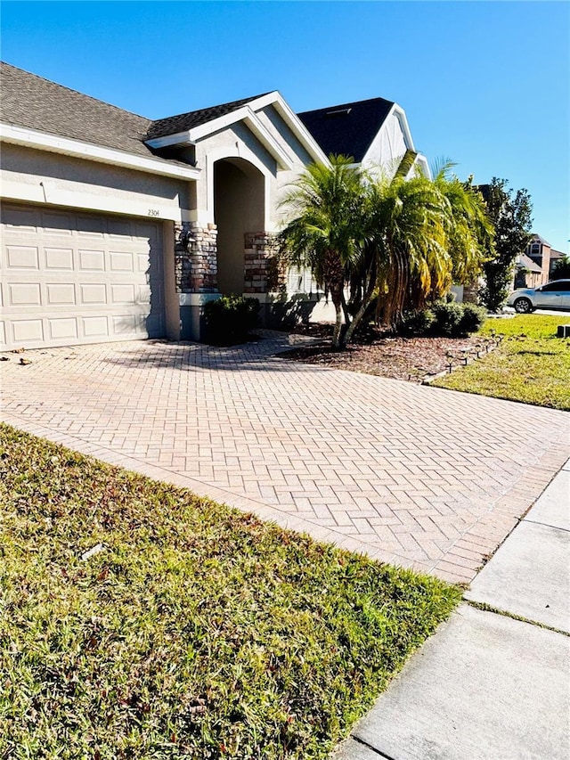 view of front facade with a garage