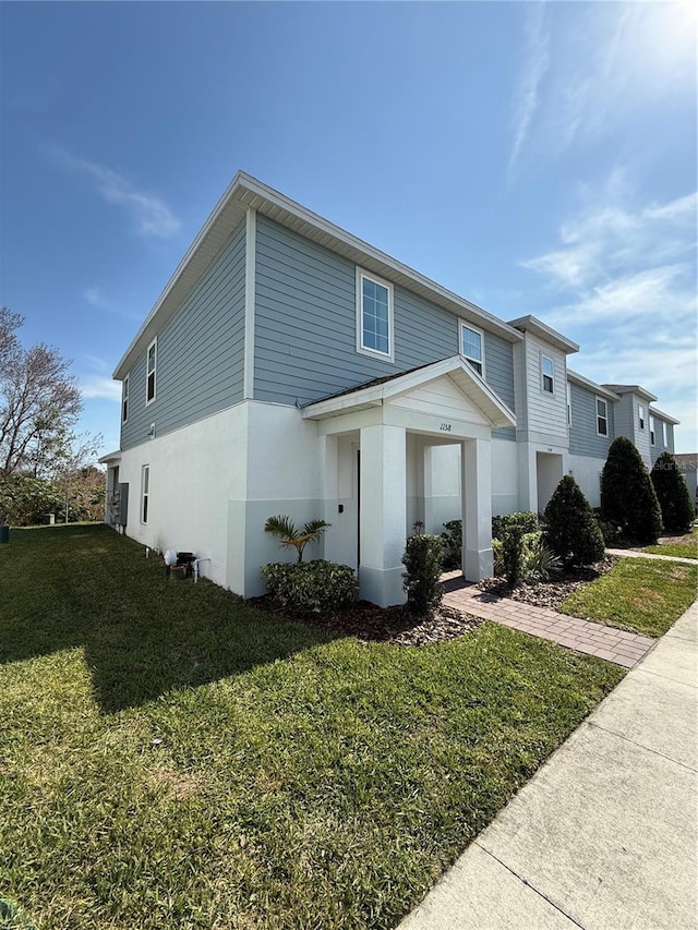 view of front of property featuring a front lawn