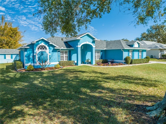 ranch-style home featuring a front lawn