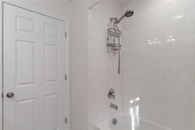 bathroom featuring tiled shower / bath