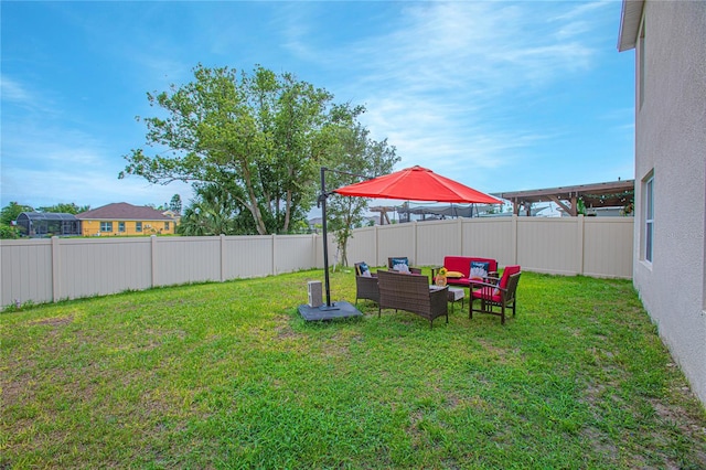 view of yard featuring outdoor lounge area