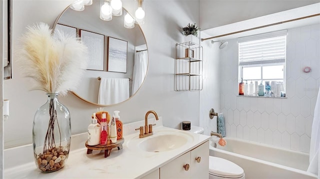 full bathroom featuring vanity, a notable chandelier, toilet, and shower / tub combo with curtain