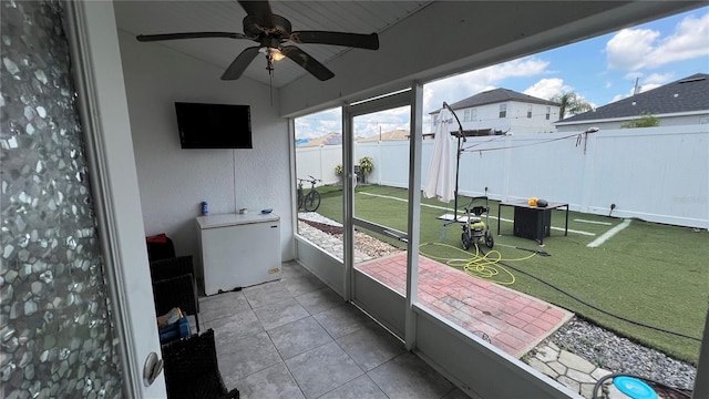 sunroom / solarium featuring vaulted ceiling and ceiling fan