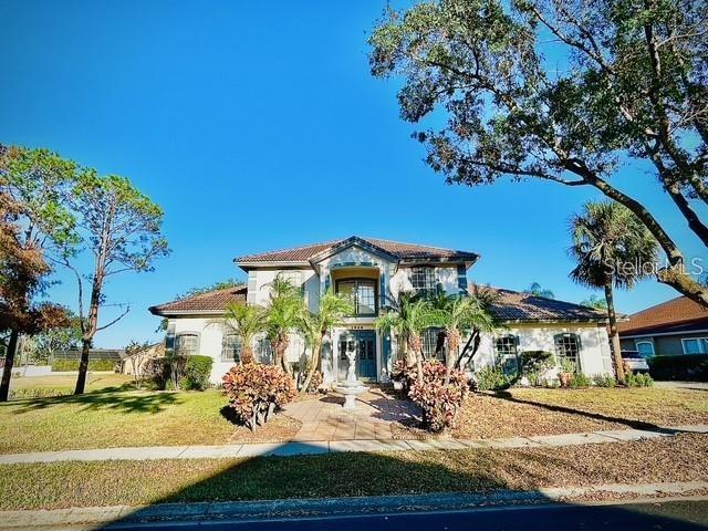 view of front of home featuring a front lawn