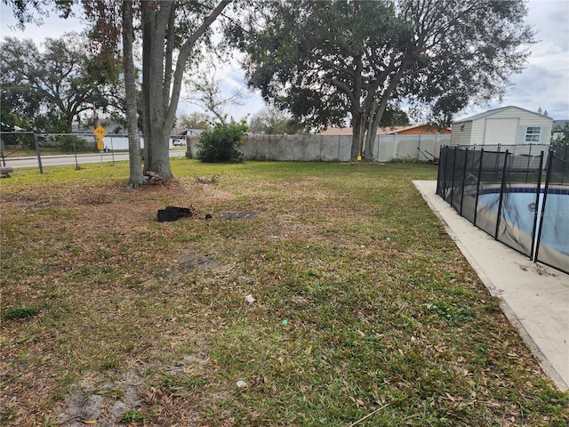 view of yard featuring an empty pool