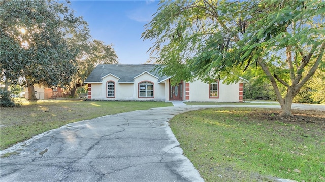 view of front of house featuring a front yard