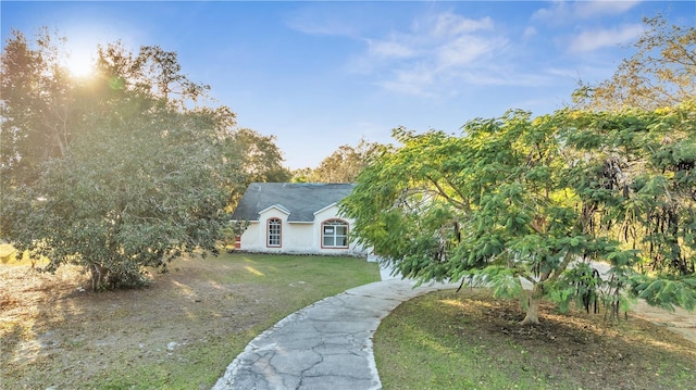 view of front of house with a front lawn