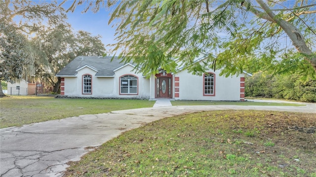 view of front of home featuring a front yard