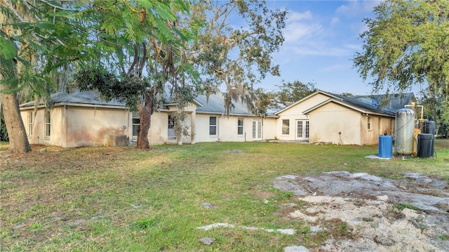 back of house featuring a yard