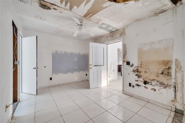 unfurnished room featuring light tile patterned floors and ceiling fan