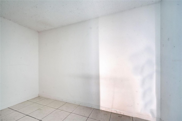 spare room featuring light tile patterned flooring