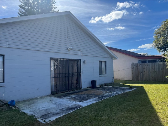 back of house featuring a lawn