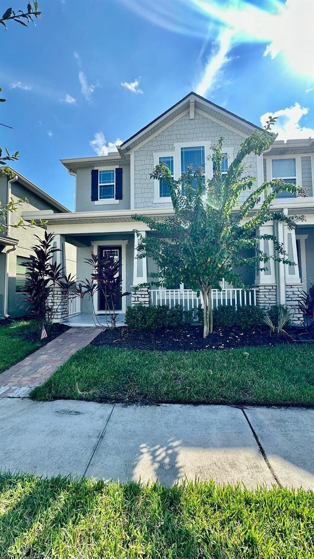 view of front of property featuring a front lawn