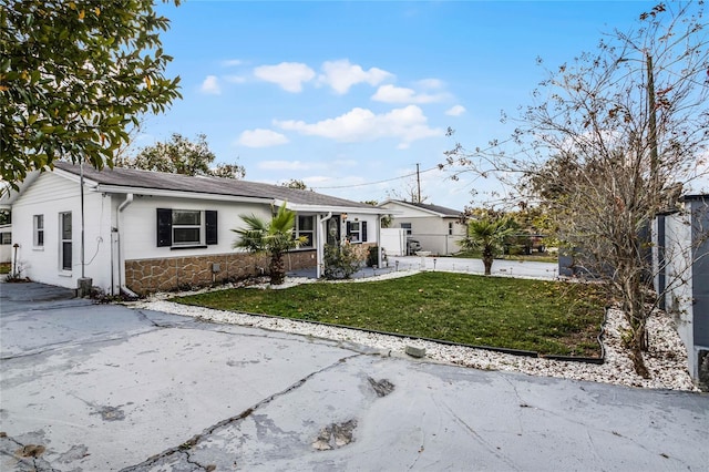 single story home with a front lawn