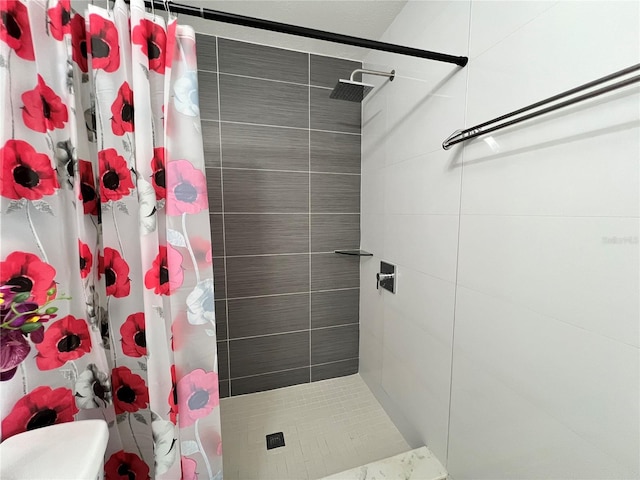 bathroom with curtained shower