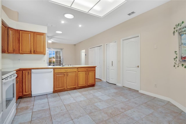 kitchen featuring ceiling fan, sink, white appliances, and kitchen peninsula