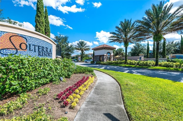 view of property's community featuring a lawn