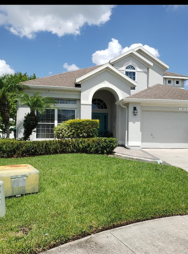 view of front of property featuring a front yard