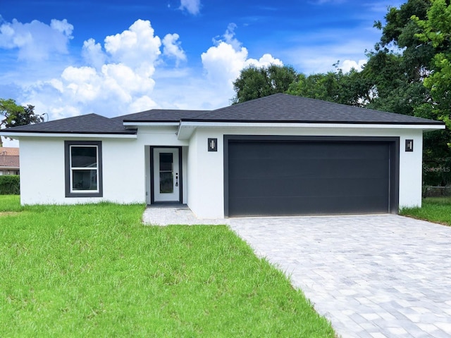 view of front facade featuring a garage and a front lawn