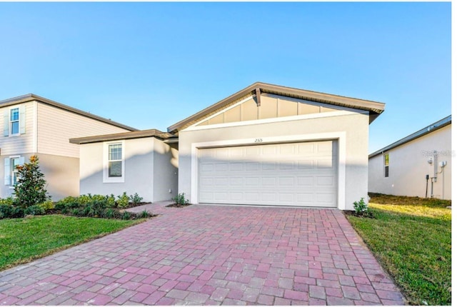 view of front of house featuring a garage and a front yard