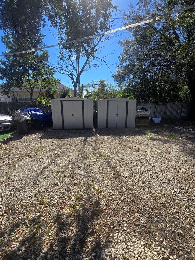 view of yard featuring a shed