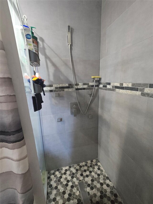 bathroom featuring tiled shower