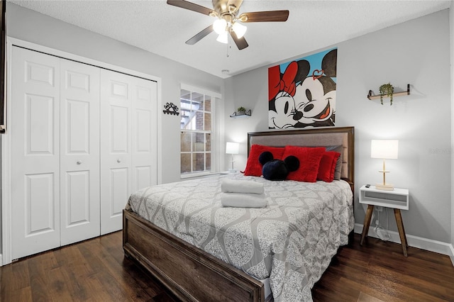 bedroom featuring ceiling fan, dark hardwood / wood-style floors, a closet, and a textured ceiling