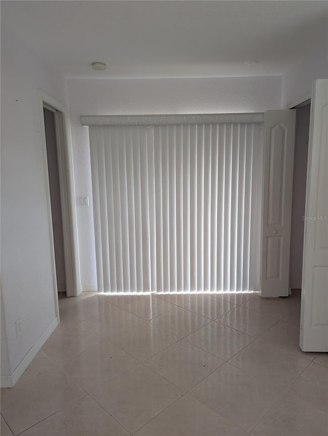 unfurnished room featuring light tile patterned floors