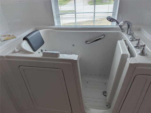 bathroom featuring a bathing tub