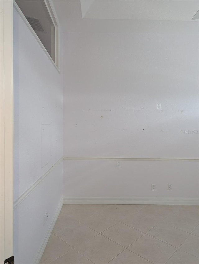 spare room featuring light tile patterned flooring