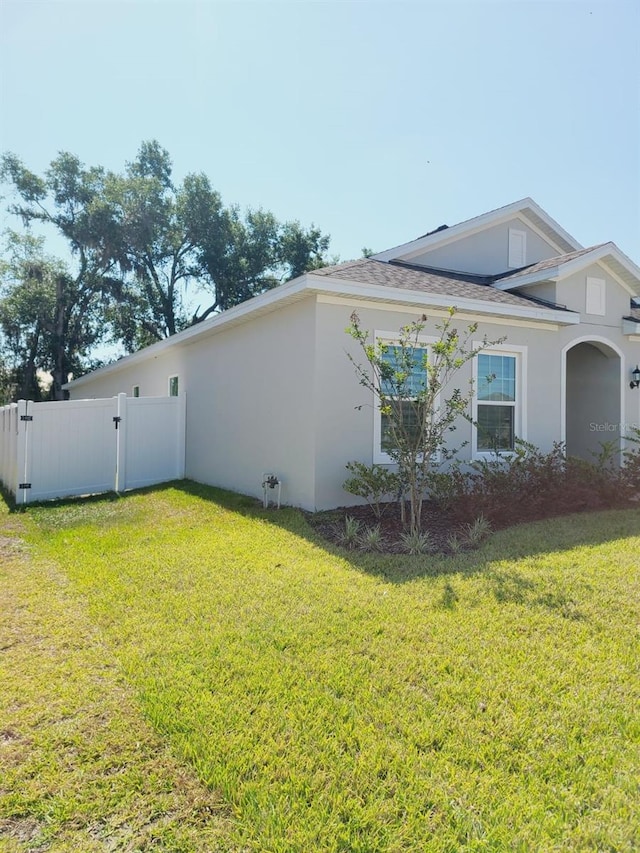 view of side of property featuring a lawn