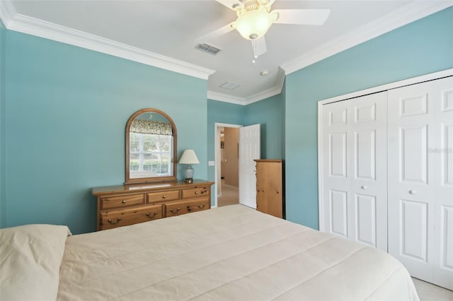 bedroom with ceiling fan, ornamental molding, and a closet