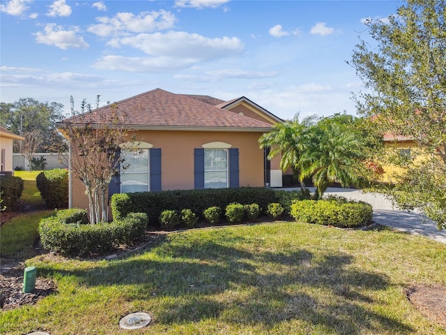 view of front of property featuring a front lawn