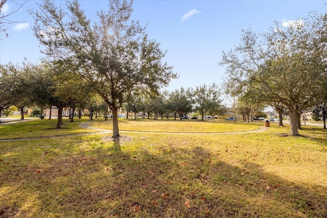 view of property's community featuring a lawn