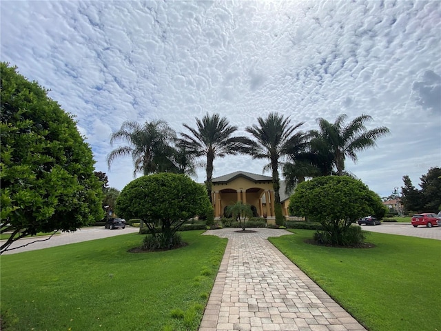 view of front of property featuring a front yard