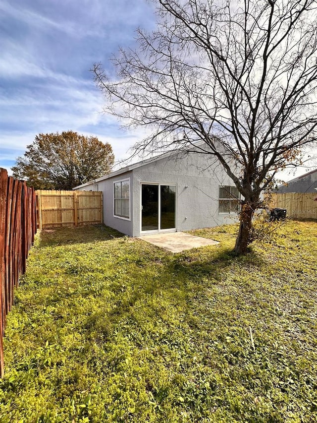 view of yard with a patio