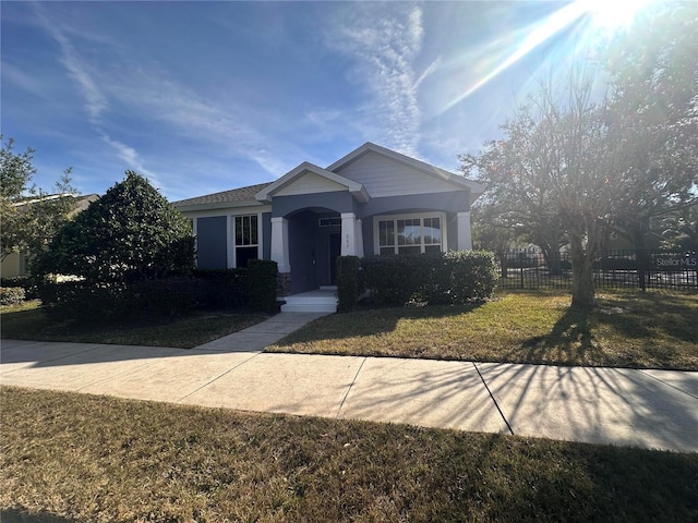 view of front of home featuring a front yard