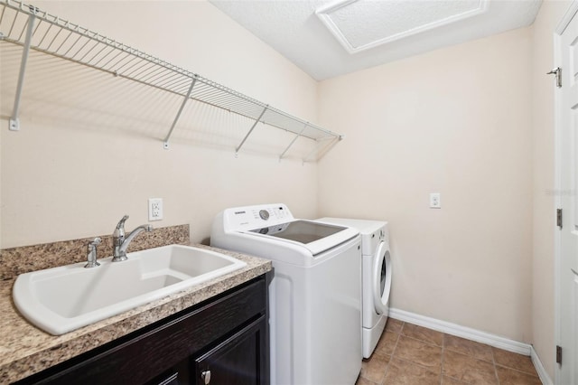 laundry area with cabinets, light tile patterned flooring, sink, and independent washer and dryer