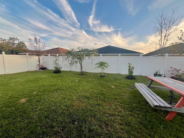 view of yard at dusk