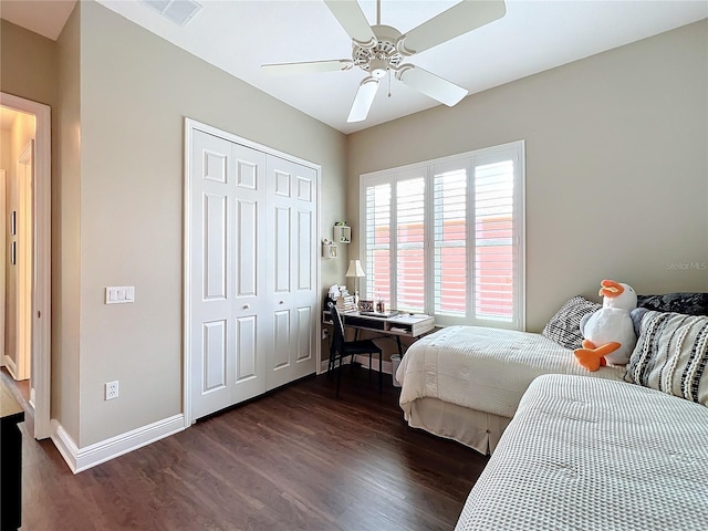 bedroom featuring dark wood-type flooring, ceiling fan, and a closet