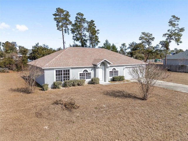 single story home with a front lawn