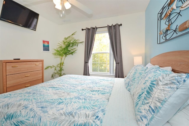 bedroom with ceiling fan