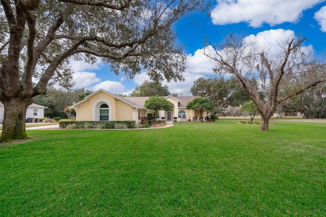 ranch-style house featuring a front yard