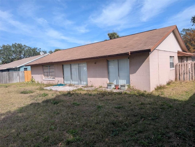 back of house featuring a yard