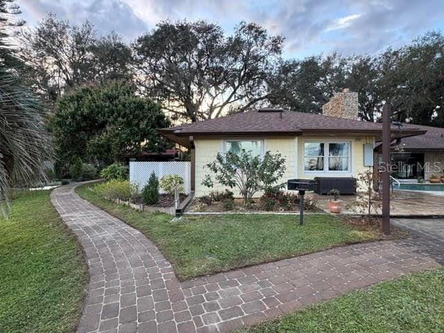 view of front of home featuring a front lawn